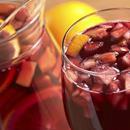 Serata tra amici a Ferragosto? Eccovi la ricetta per preparare una fantastica Sangria, naturalmente con la frutta di Fruitbox.it #solocosefresche #f...